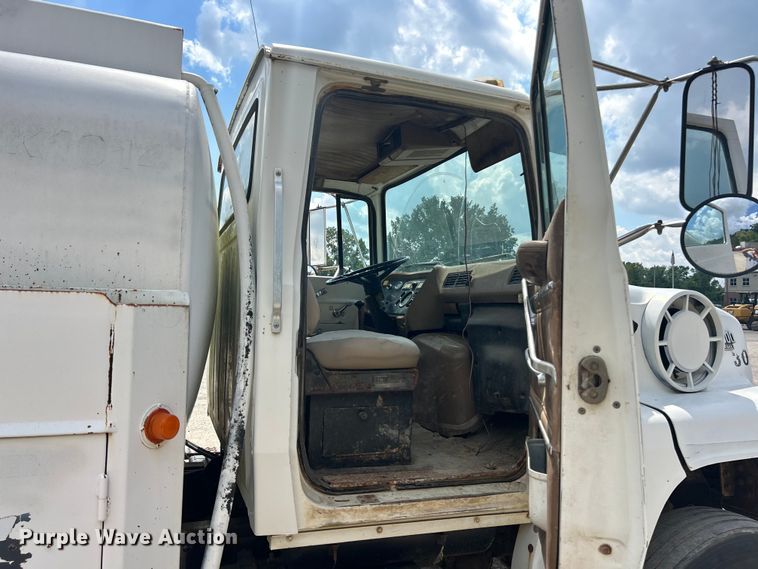 image for item ET3028 1995 Ford LN8000 tank truck
