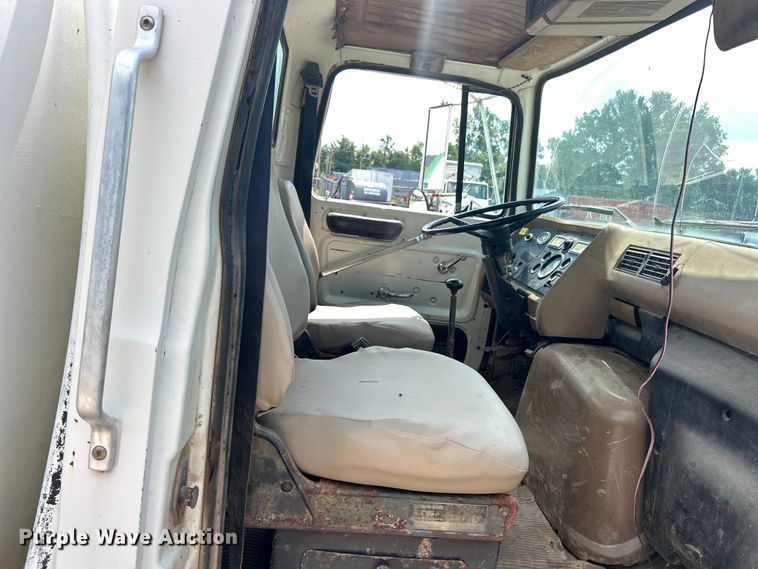 image for item ET3028 1995 Ford LN8000 tank truck