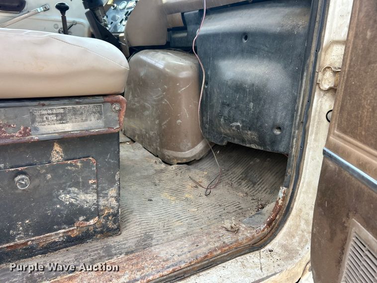 image for item ET3028 1995 Ford LN8000 tank truck