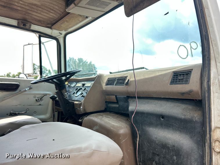 image for item ET3028 1995 Ford LN8000 tank truck