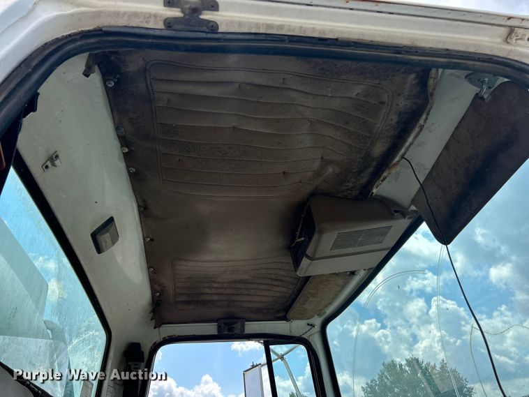 image for item ET3028 1995 Ford LN8000 tank truck