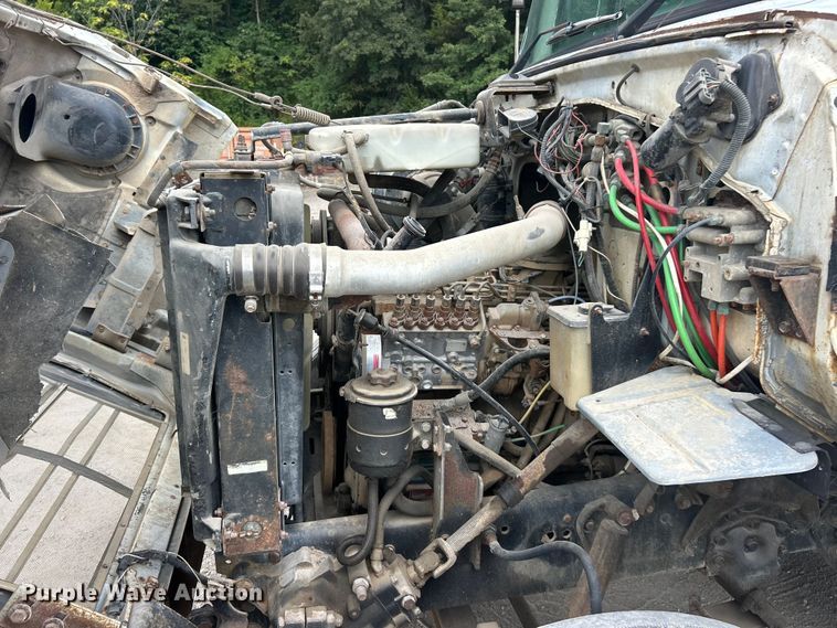 image for item ET3028 1995 Ford LN8000 tank truck