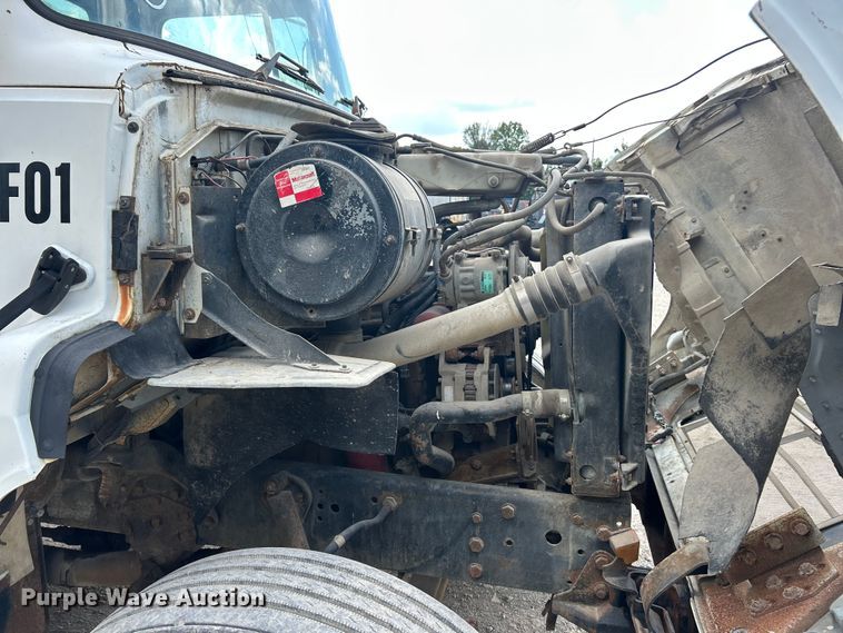 image for item ET3028 1995 Ford LN8000 tank truck