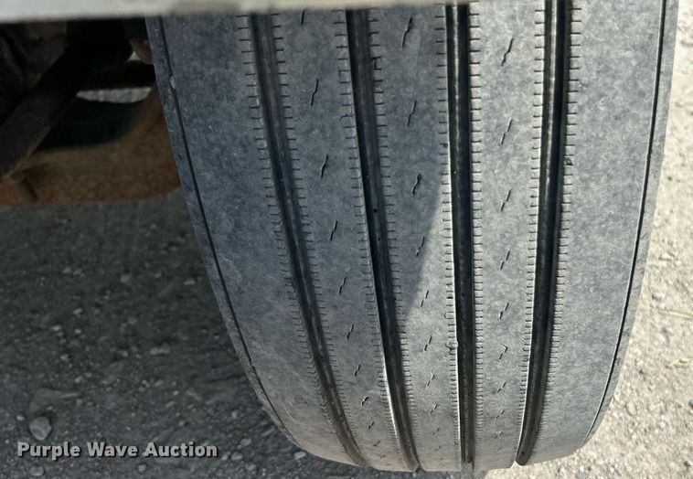 image for item ET3028 1995 Ford LN8000 tank truck