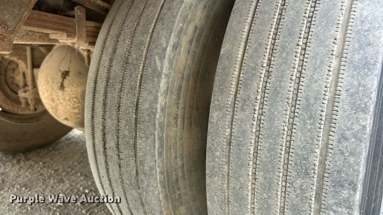 image for item ET3028 1995 Ford LN8000 tank truck