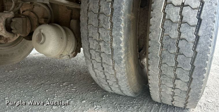 image for item ET3028 1995 Ford LN8000 tank truck