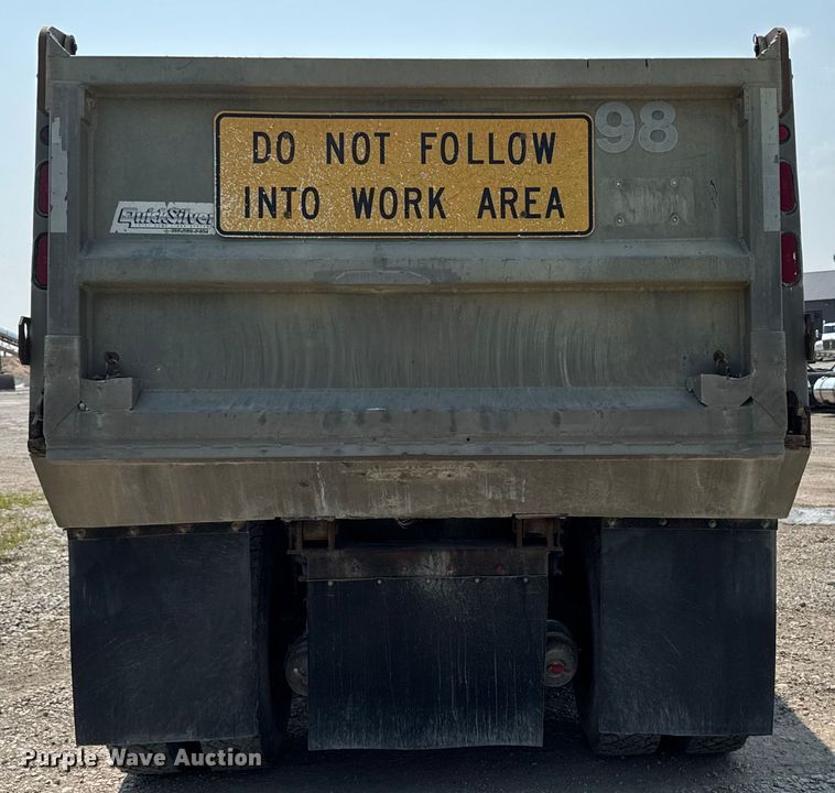 image for item ET8503 2005 Peterbilt 357 dump truck