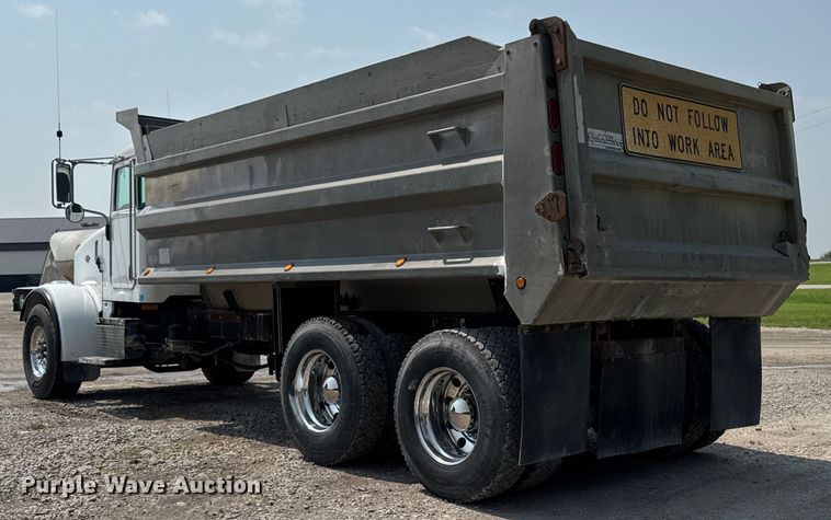 image for item ET8503 2005 Peterbilt 357 dump truck