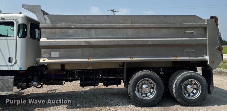 image for item ET8503 2005 Peterbilt 357 dump truck