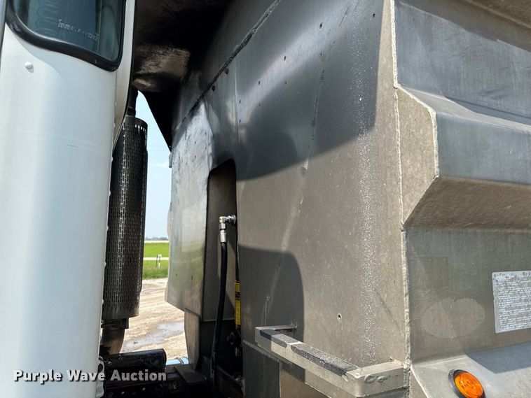 image for item ET8503 2005 Peterbilt 357 dump truck