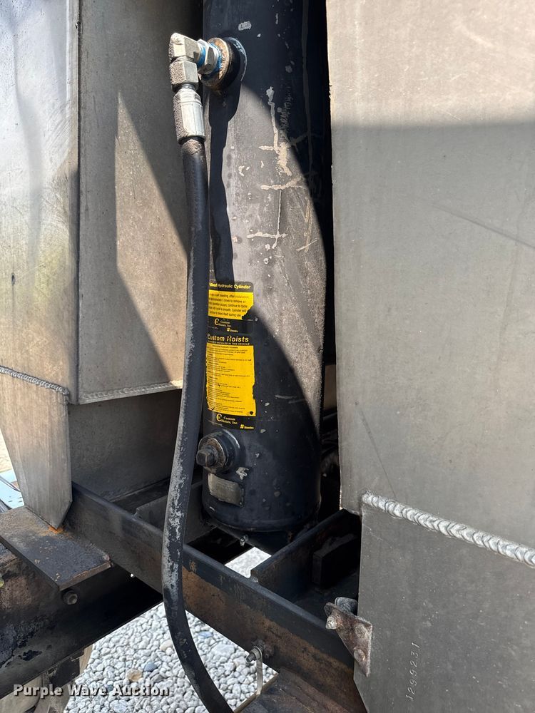 image for item ET8503 2005 Peterbilt 357 dump truck