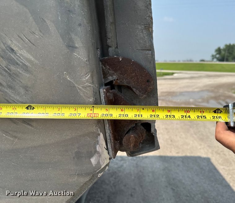 image for item ET8503 2005 Peterbilt 357 dump truck