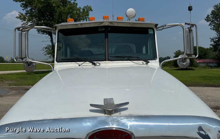 image for item ET8503 2005 Peterbilt 357 dump truck