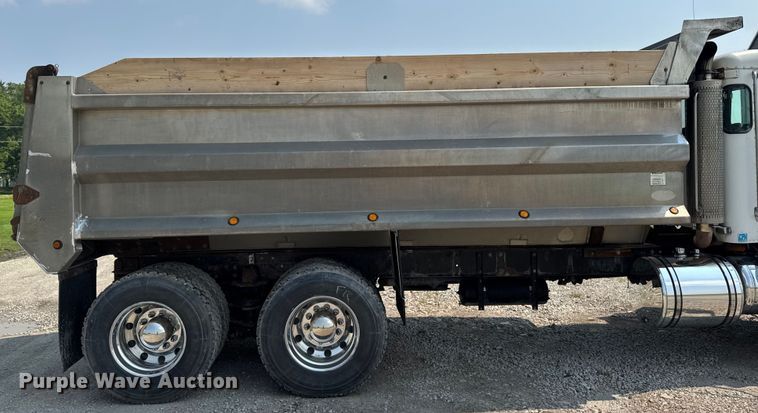 image for item ET8503 2005 Peterbilt 357 dump truck