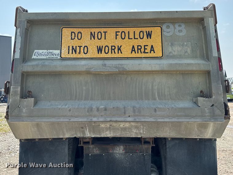 image for item ET8503 2005 Peterbilt 357 dump truck