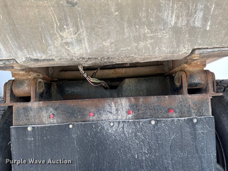 image for item ET8503 2005 Peterbilt 357 dump truck