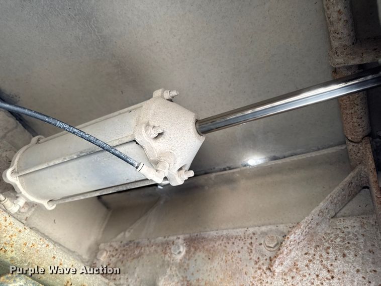 image for item ET8503 2005 Peterbilt 357 dump truck