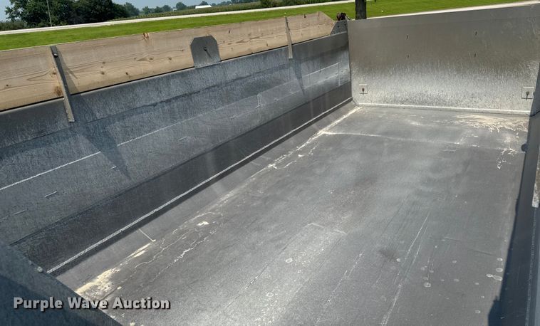 image for item ET8503 2005 Peterbilt 357 dump truck