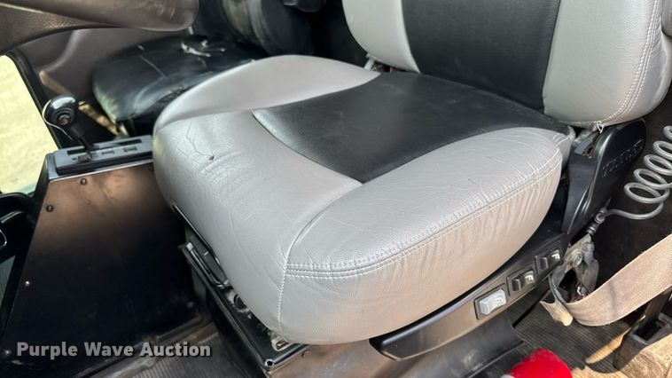 image for item ET8503 2005 Peterbilt 357 dump truck