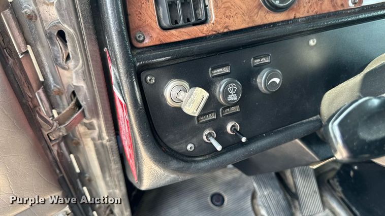 image for item ET8503 2005 Peterbilt 357 dump truck