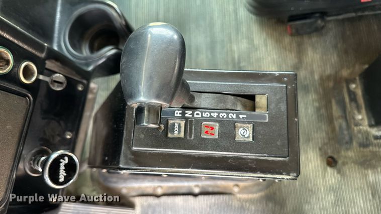 image for item ET8503 2005 Peterbilt 357 dump truck