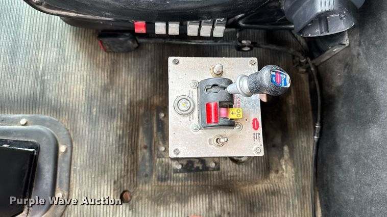 image for item ET8503 2005 Peterbilt 357 dump truck