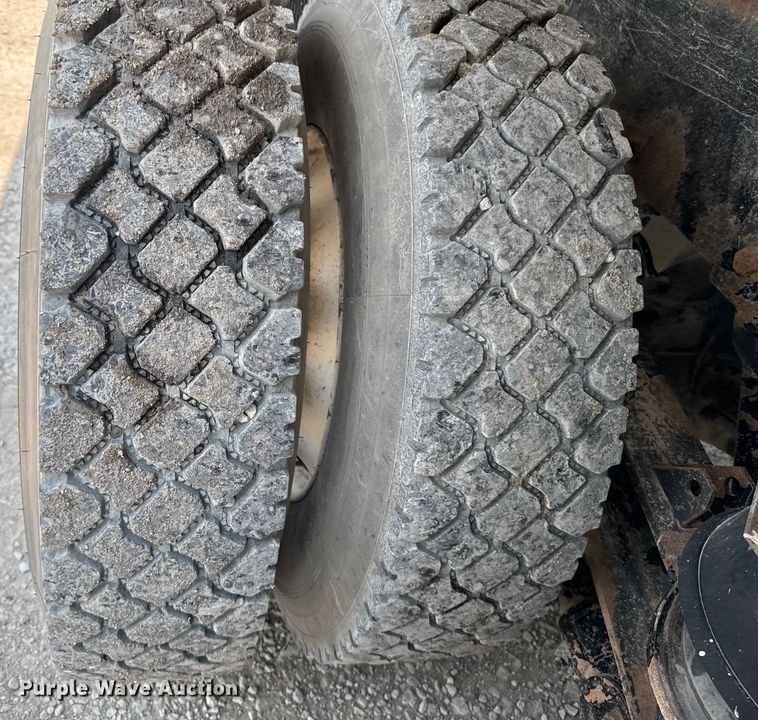 image for item ET8503 2005 Peterbilt 357 dump truck