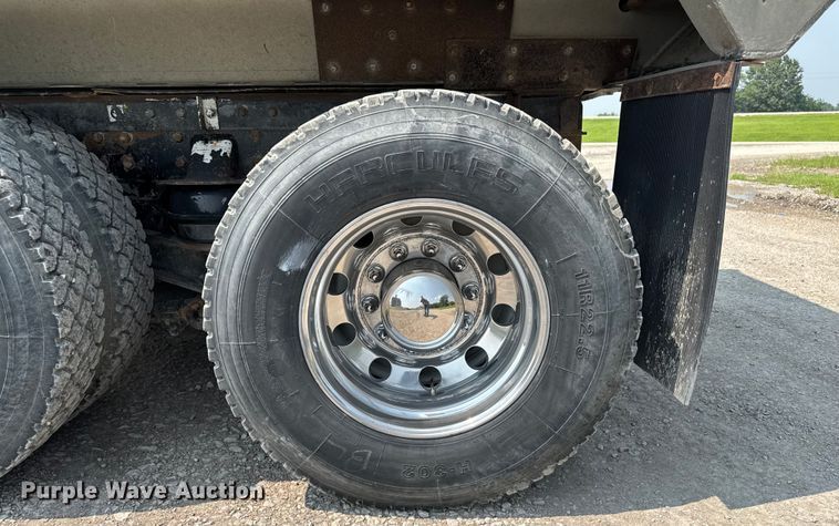 image for item ET8503 2005 Peterbilt 357 dump truck