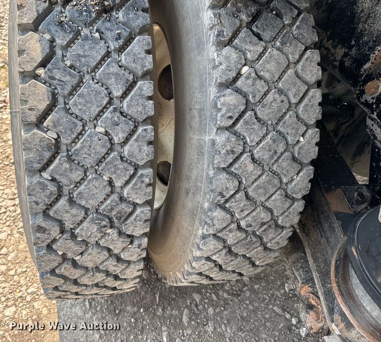 image for item ET8503 2005 Peterbilt 357 dump truck