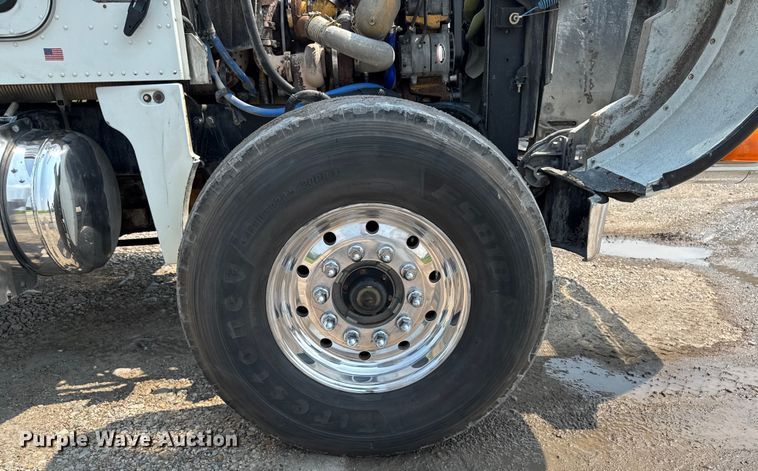 image for item ET8503 2005 Peterbilt 357 dump truck