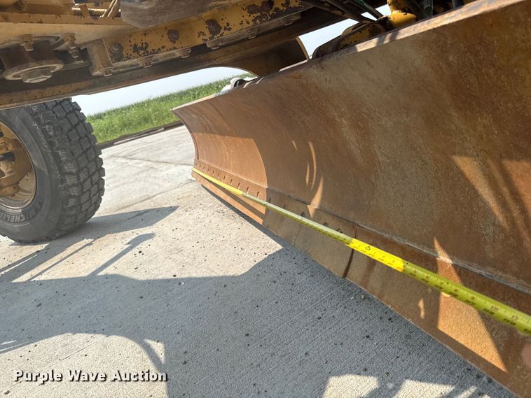 image for item ET8510 2001 Caterpillar 140H motor grader