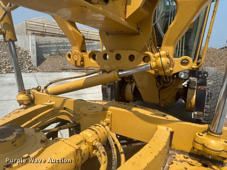 image for item ET8510 2001 Caterpillar 140H motor grader