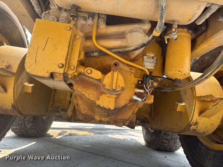 image for item ET8510 2001 Caterpillar 140H motor grader