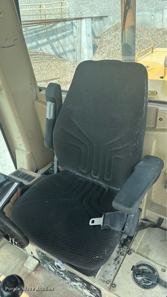 image for item ET8510 2001 Caterpillar 140H motor grader