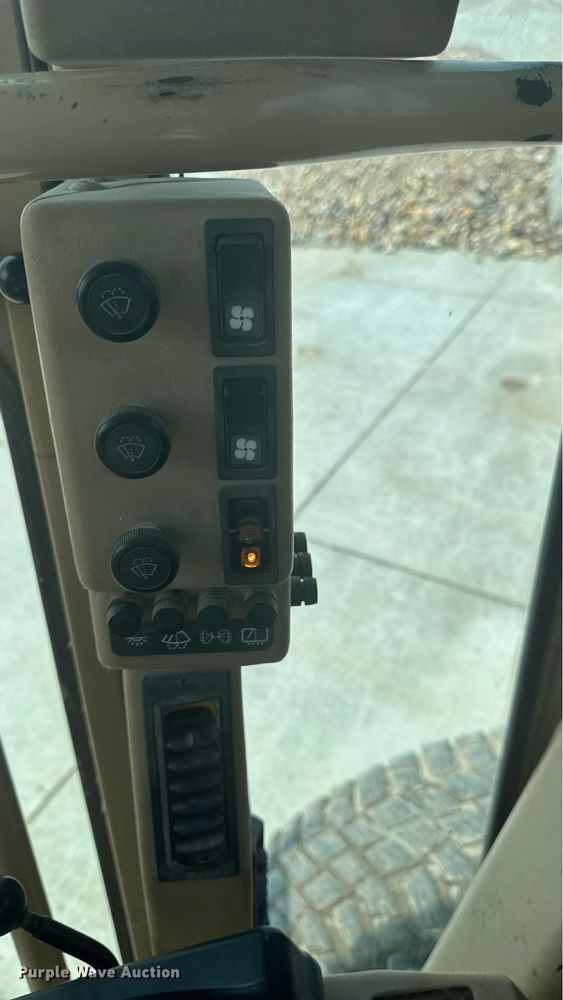 image for item ET8510 2001 Caterpillar 140H motor grader