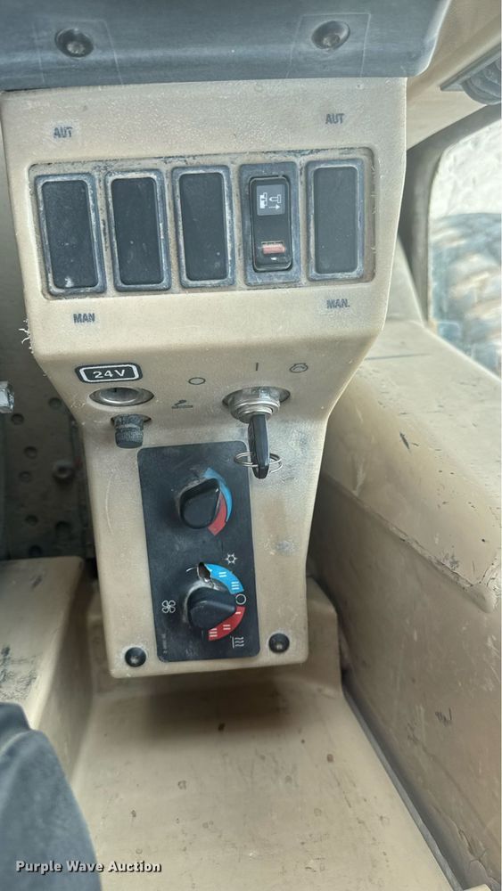 image for item ET8510 2001 Caterpillar 140H motor grader