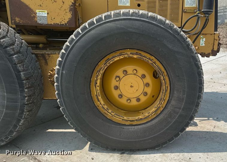 image for item ET8510 2001 Caterpillar 140H motor grader