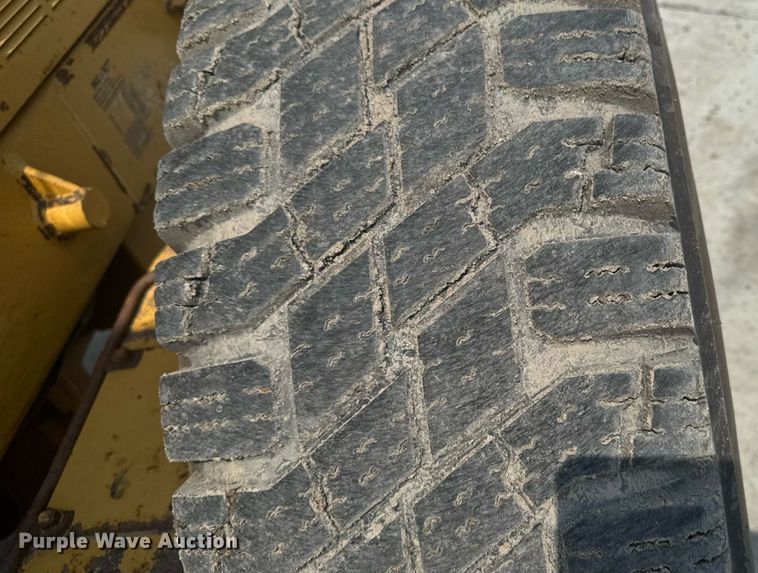 image for item ET8510 2001 Caterpillar 140H motor grader