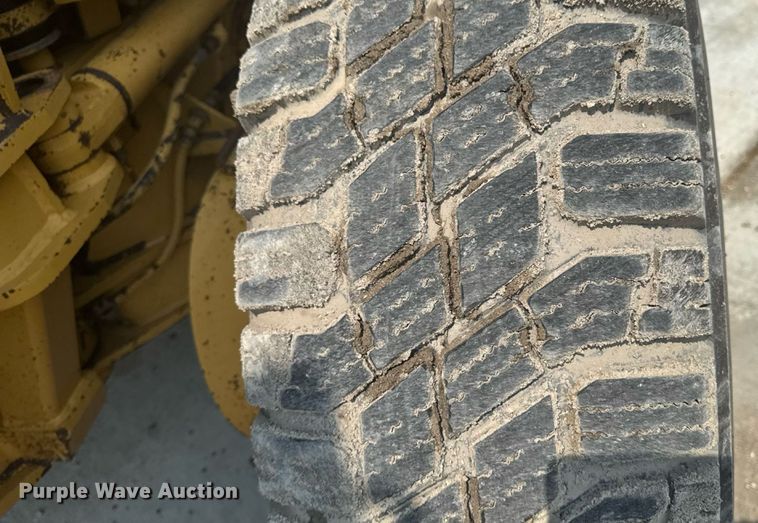 image for item ET8510 2001 Caterpillar 140H motor grader