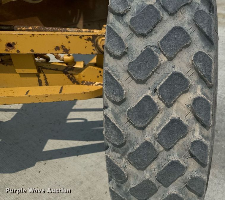 image for item ET8510 2001 Caterpillar 140H motor grader