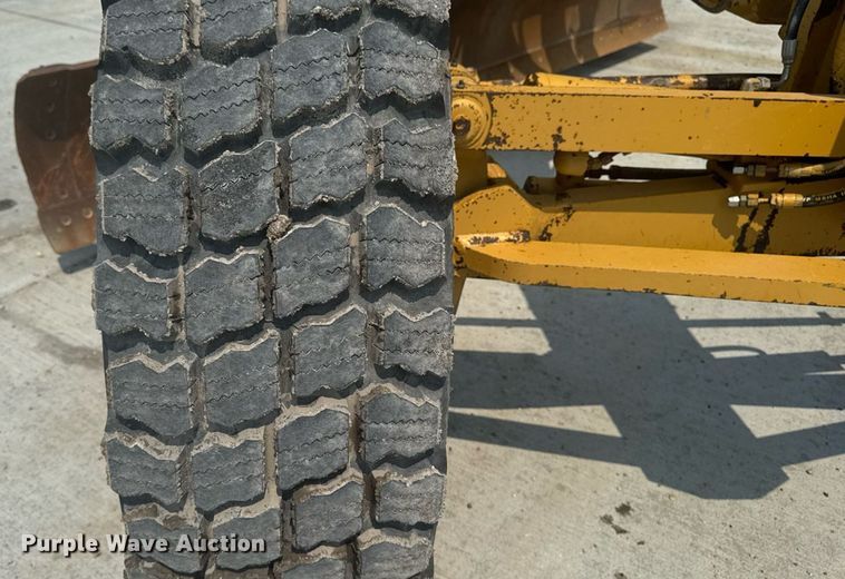 image for item ET8510 2001 Caterpillar 140H motor grader