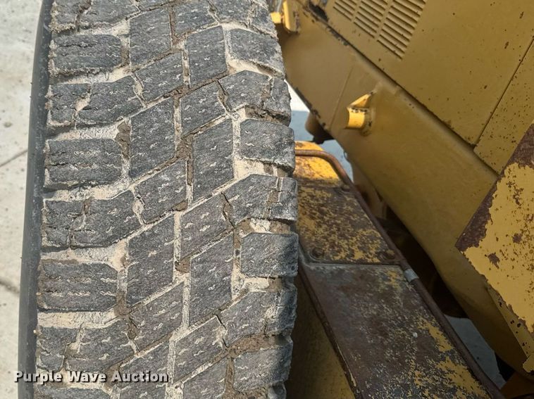 image for item ET8510 2001 Caterpillar 140H motor grader