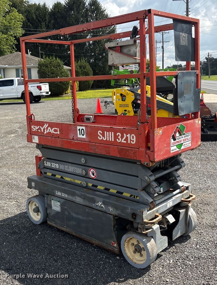 image for item ET8516 2013 Skyjack SJIII 3219 Scissor lift