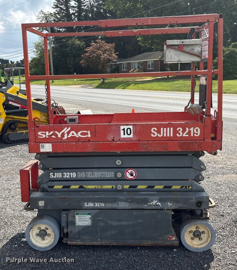 image for item ET8516 2013 Skyjack SJIII 3219 Scissor lift