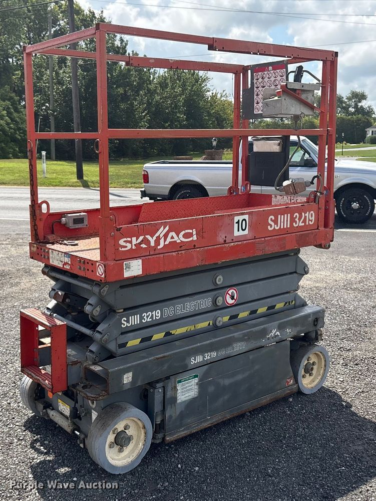 image for item ET8516 2013 Skyjack SJIII 3219 Scissor lift