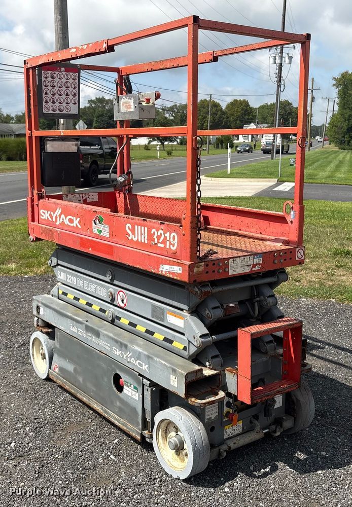 image for item ET8516 2013 Skyjack SJIII 3219 Scissor lift