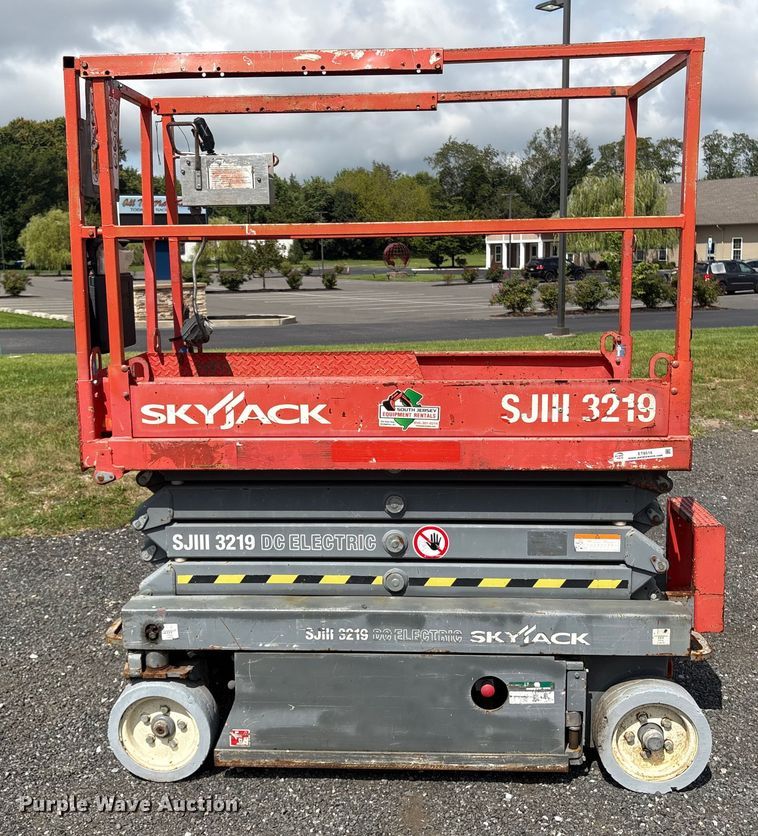 image for item ET8516 2013 Skyjack SJIII 3219 Scissor lift