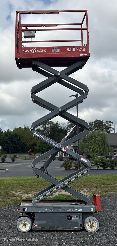 image for item ET8516 2013 Skyjack SJIII 3219 Scissor lift