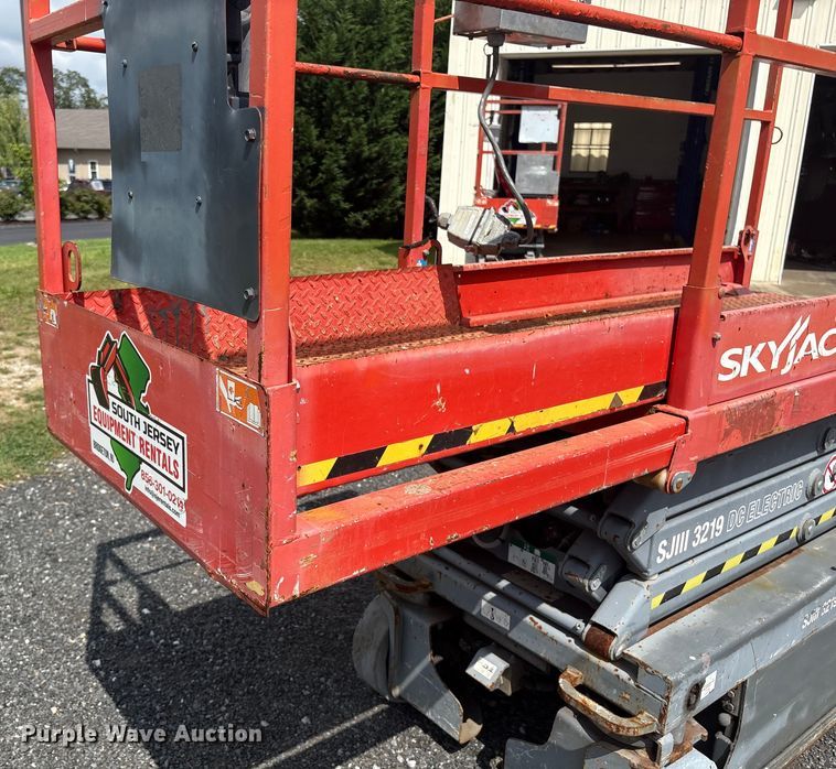 image for item ET8516 2013 Skyjack SJIII 3219 Scissor lift