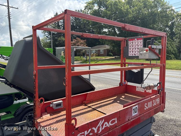 image for item ET8516 2013 Skyjack SJIII 3219 Scissor lift